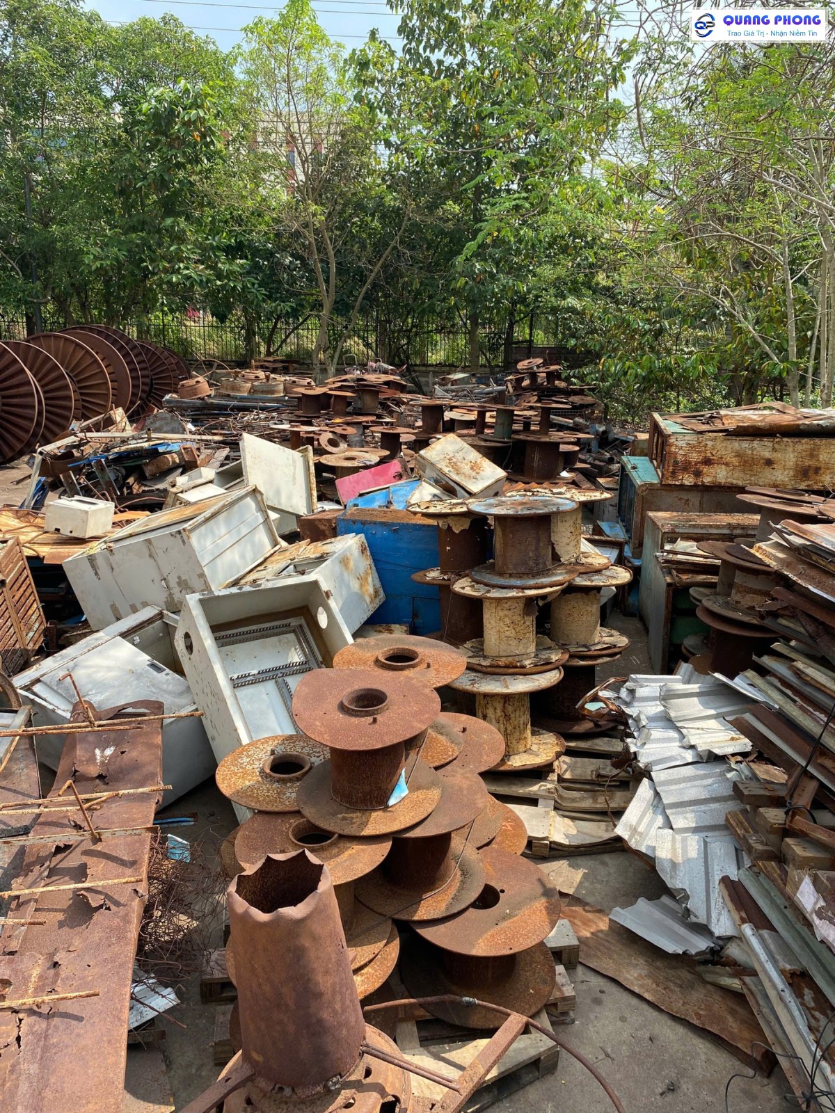 Bãi phế liệu tổng hợp gồm rulo cáp sắt, tủ điện cũ, tôn và kết cấu thép tại TP HCM