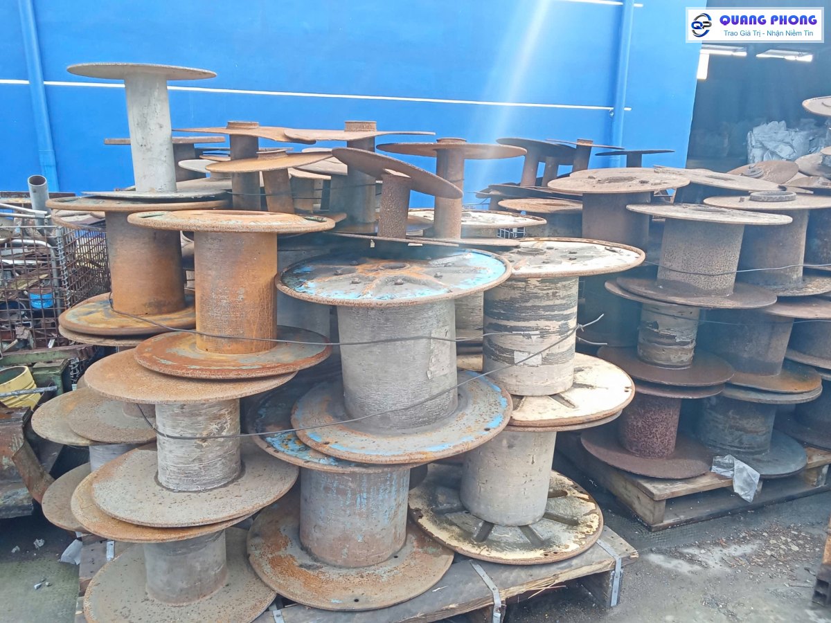 Bãi rulo cuốn cáp sắt đã qua sử dụng tại kho nhà xưởng TP HCM